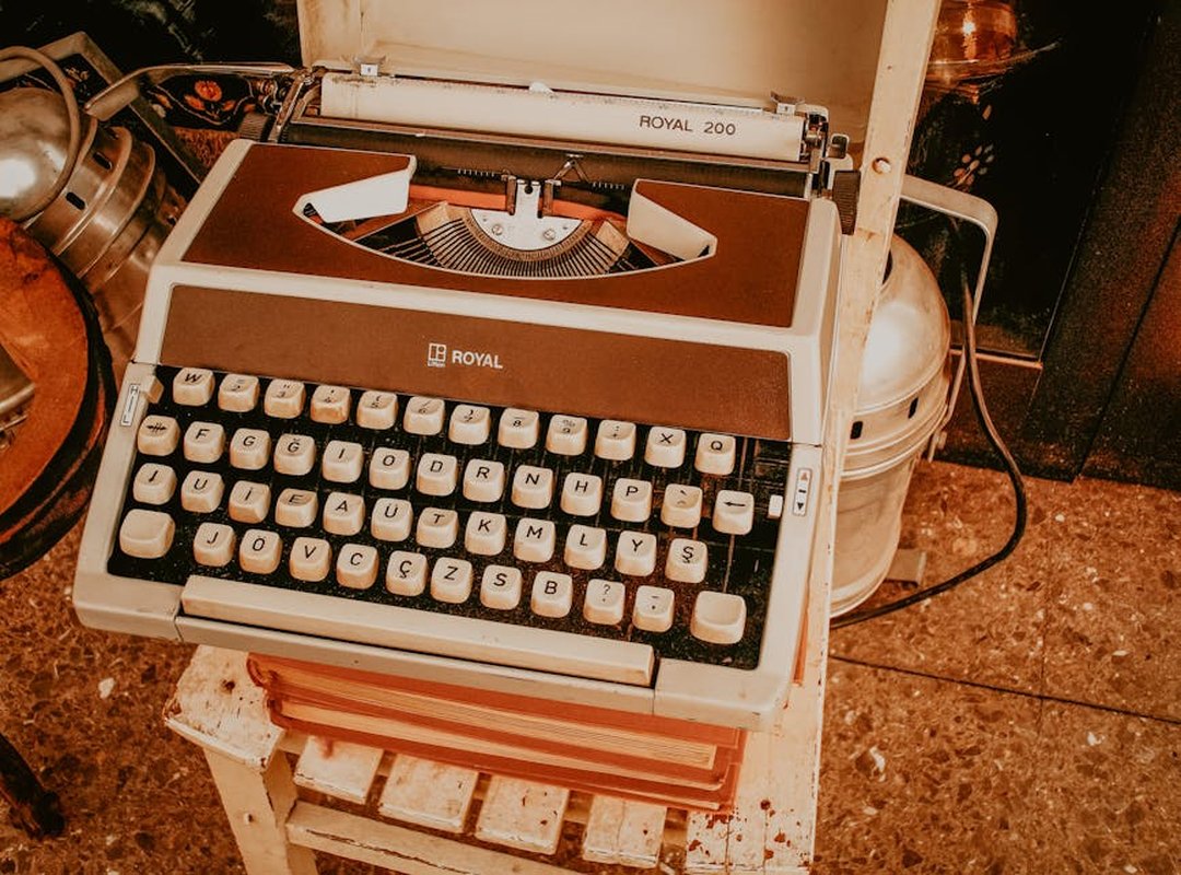 A Touch of Nostalgia: Vintage & Retro Feline Vibes